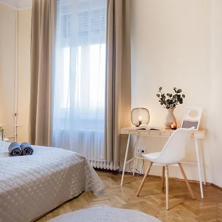 Magnificent 3br With Balcony By Dohany Synalogue Apartmán *