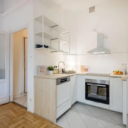 Magnificent 3br With Balcony By Dohany Synalogue Apartmán