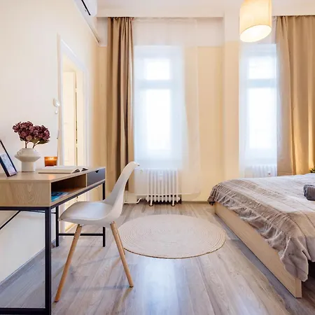Magnificent 3br With Balcony By Dohany Synalogue Appartamento