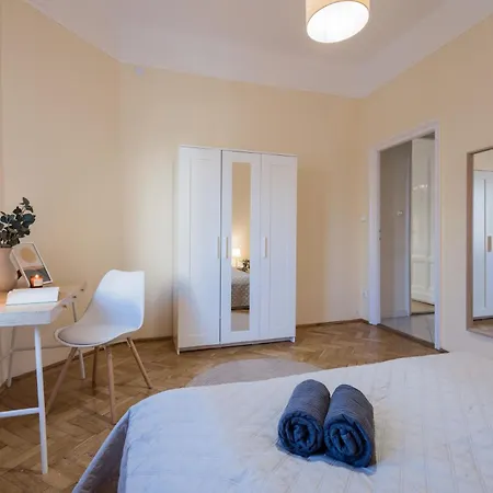 Magnificent 3br With Balcony By Dohany Synalogue Apartmán