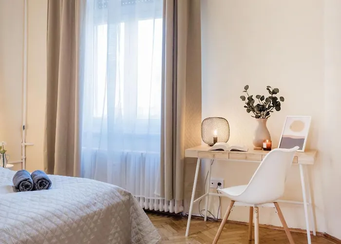 Magnificent 3br With Balcony By Dohany Synalogue Appartement *