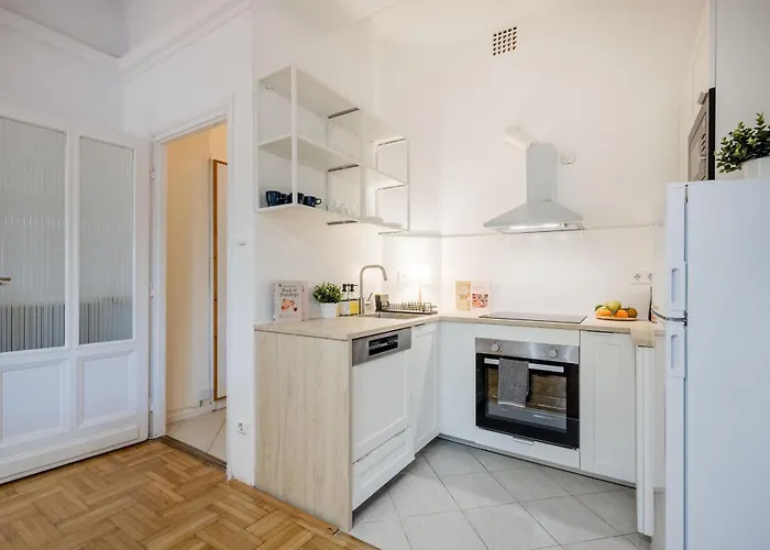 Magnificent 3br With Balcony By Dohany Synalogue דירה