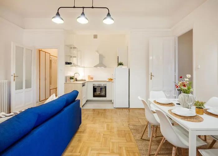 Magnificent 3br With Balcony By Dohany Synalogue Apartmán