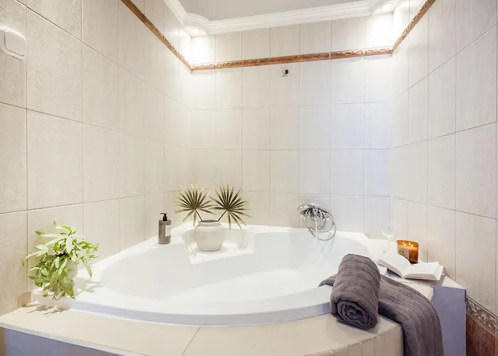 Magnificent 3br With Balcony By Dohany Synalogue *