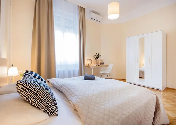 Magnificent 3br With Balcony By Dohany Synalogue Apartmán *