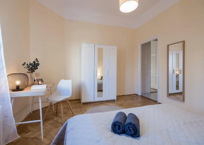Magnificent 3br With Balcony By Dohany Synalogue Apartmán
