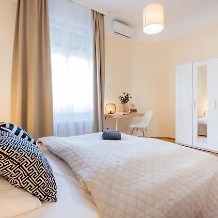 Magnificent 3br With Balcony By Dohany Synalogue Apartamento *